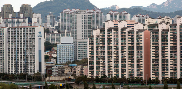 서울 거주자가 타지역에서 사들인 아파트 10채 중 8채는 경기와 인천 지역 아파트로 나타났다. / 연합