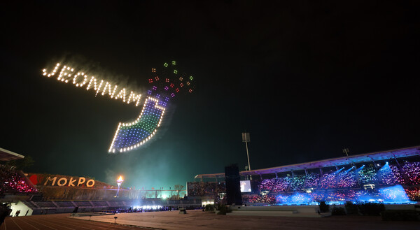 13일 오후 전남 목포종합경기장에서 열린 제104회 전국체육대회 개회식에서 성화 점화를 기념하는 드론 공연이 펼쳐지고 있다. /연합뉴스