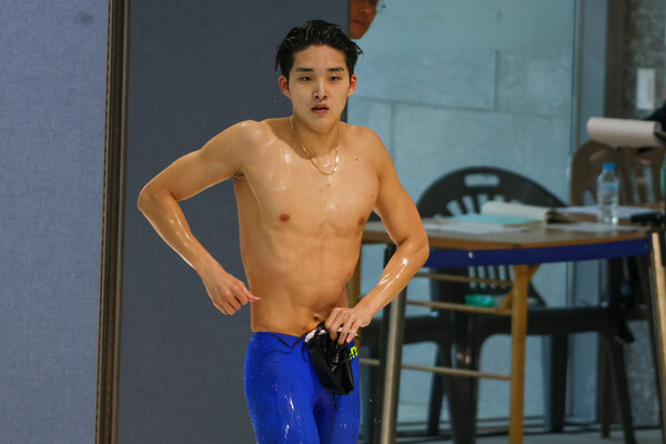 수영 김우민이 경기장을 빠져나가고 있다. /연합뉴스