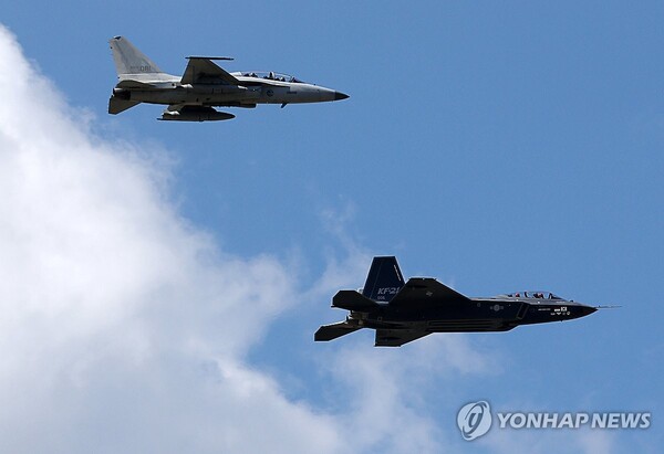 KF-21(오른쪽)의 비행하는 모습. /연합뉴스