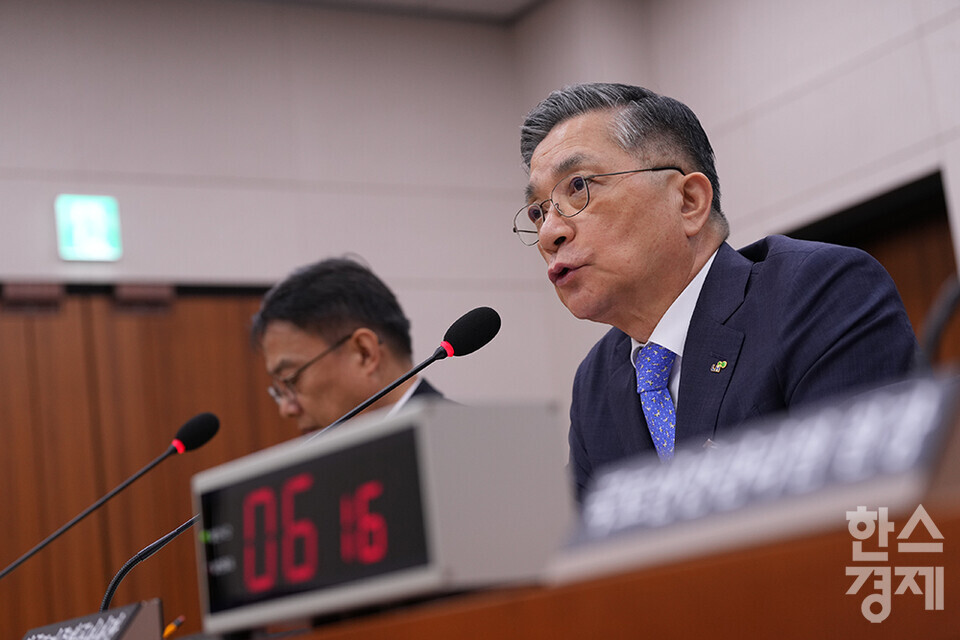 이한준 한국토지주택공사 사장이 16일 오후 서울 여의도 국회에서 열린 국토교통위원회의 한국토지주택공사, 국토안전관리원 등에 대한 국정감사에 출석해 의원들의 질의에 답변하고 있다.  /최대성 기자 dpdaesung@sporbiz.co.kr 2023.10.16.