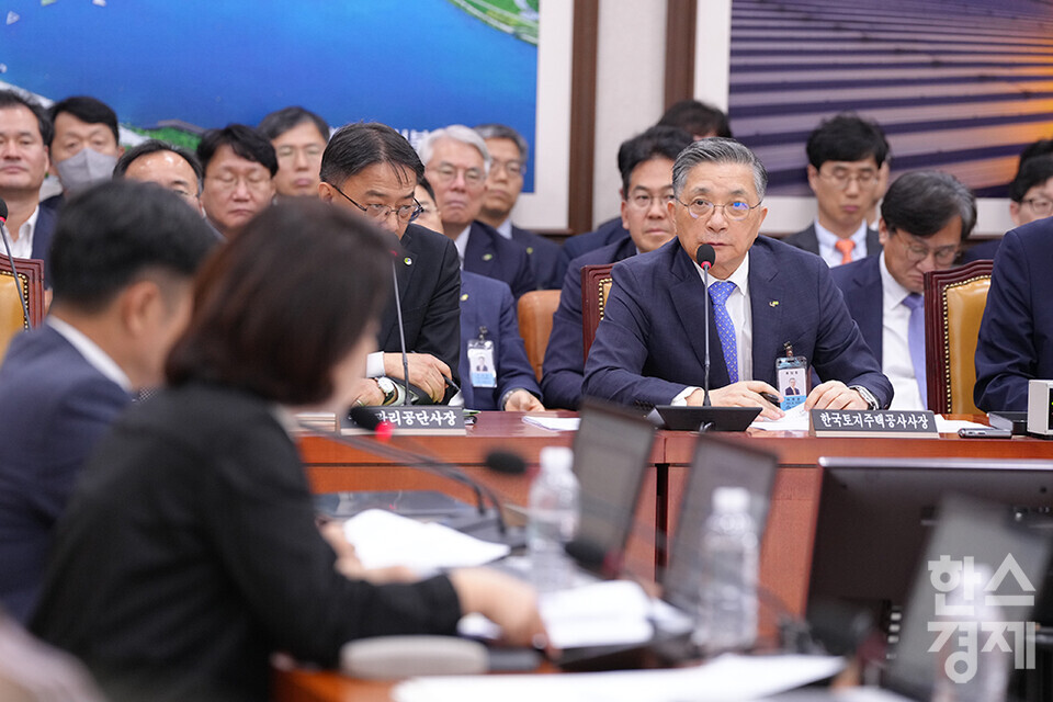 이한준 한국토지주택공사 사장이 16일 오후 서울 여의도 국회에서 열린 국토교통위원회의 한국토지주택공사, 국토안전관리원 등에 대한 국정감사에 출석해 의원들의 질의에 답변하고 있다.  /최대성 기자 dpdaesung@sporbiz.co.kr 2023.10.16.