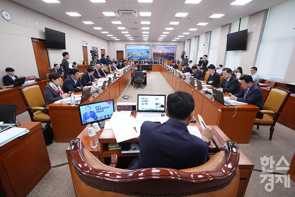 16일 오후 서울 여의도 국회에서 국토교통위원회의 한국토지주택공사, 국토안전관리원 등에 대한 국정감사가 열리고 있다.  /최대성 기자 dpdaesung@sporbiz.co.kr 2023.10.16.