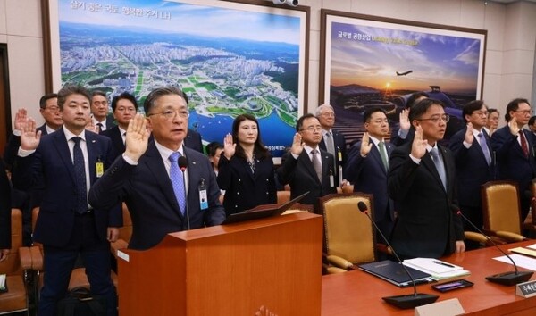 이한준 한국토지주택공사 사장이 16일 오전 국회에서 열린 국토교통위원회 국정감사에서 선서하고 있다. /연합뉴스