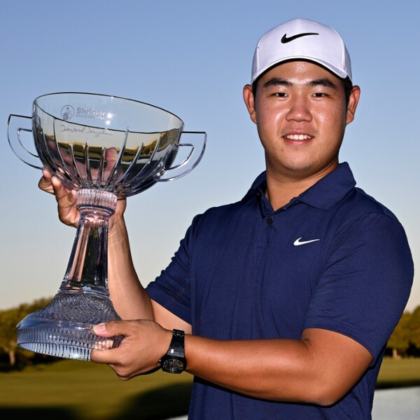 김주형이 우승 트로피를 든 채 환하게 웃고 있다. /PGA 투어 페이스북
