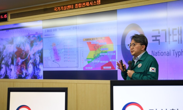 지난 8월 기상청에서 제6호 태풍 카눈 대비 현황을 보고하고 있는 유희동 기상청장./ 연합뉴스 