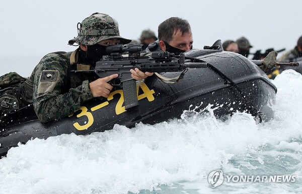 해상침투 작전중인 특전사 요원. /연합뉴스