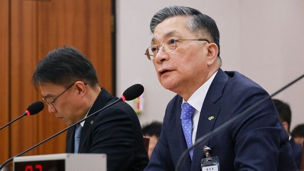 이한준 한국토지주택공사 사장이 16일 국회에서 열린 국토교통위원회 국정감사에서 의원 질의에 답하고 있다. /연합뉴스