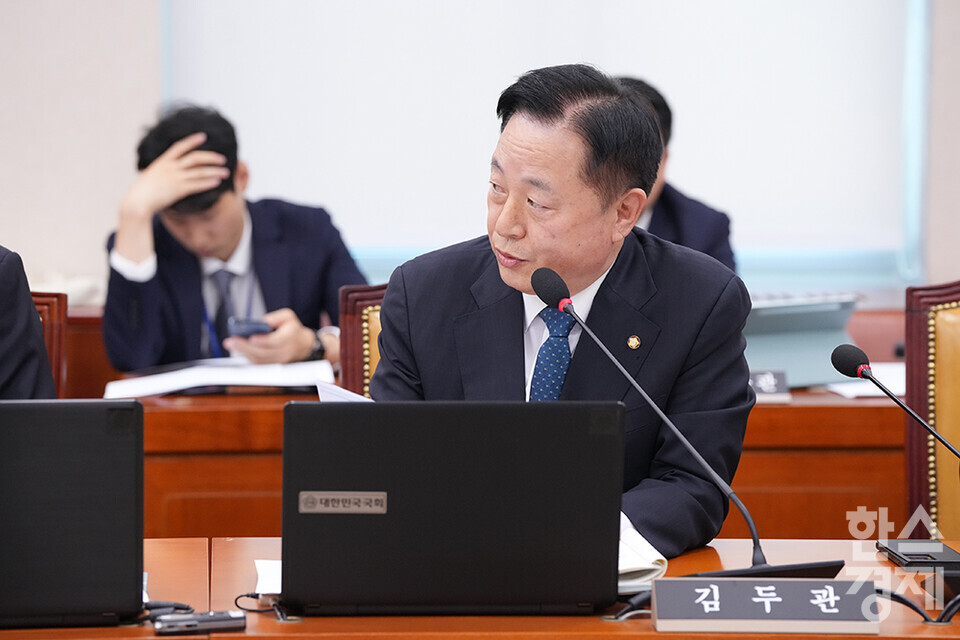 김두관 더불어민주당 의원이 16일 오후 서울 여의도 국회에서 열린 국토교통위원회의 한국토지주택공사, 국토안전관리원 등에 대한 국정감사에 출석해 질의하고 있다.  /최대성 기자 dpdaesung@sporbiz.co.kr 2023.10.16.
