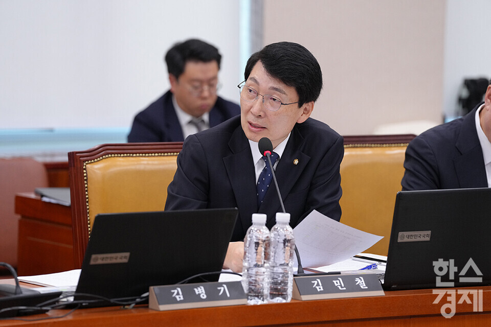 김민철 더불어민주당 의원이 16일 오후 서울 여의도 국회에서 열린 국토교통위원회의 한국토지주택공사, 국토안전관리원 등에 대한 국정감사에 출석해 질의하고 있다.  /최대성 기자 dpdaesung@sporbiz.co.kr 2023.10.16.