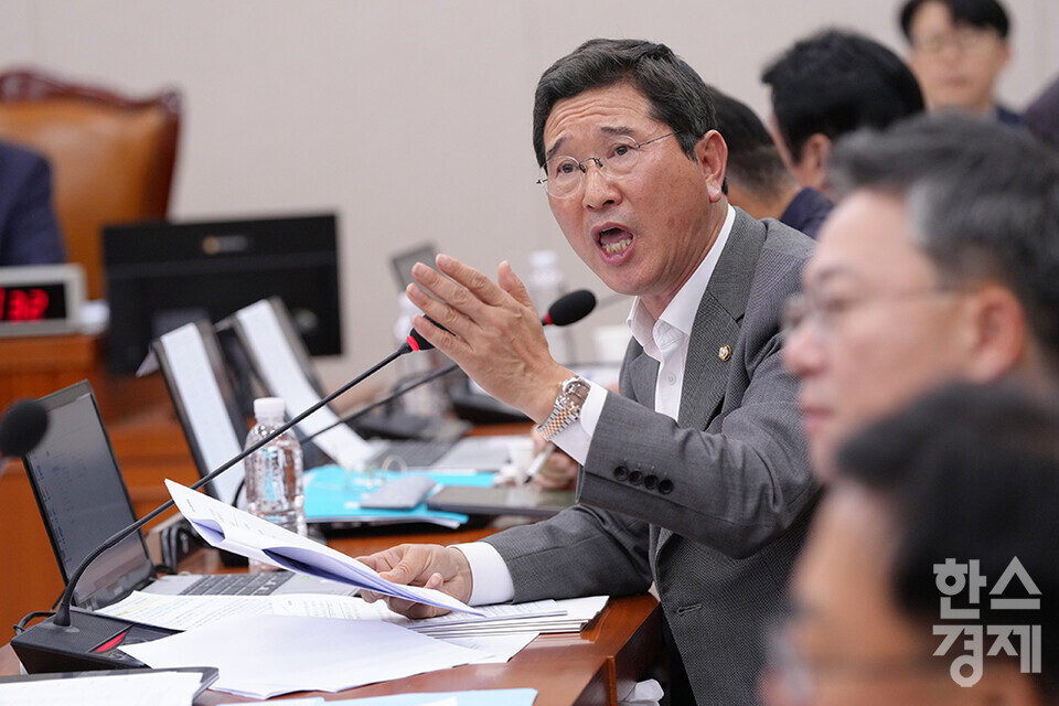 김학용 국민의힘 의원이 16일 오후 서울 여의도 국회에서 열린 국토교통위원회의 한국토지주택공사, 국토안전관리원 등에 대한 국정감사에 출석해 질의하고 있다.  /최대성 기자 dpdaesung@sporbiz.co.kr 2023.10.16.