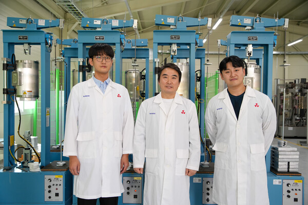 중성자흡수재 ‘코나스(KONAS)’를 개발한 한국원자력연구원 재료안전기술연구부 연구진 사진 (왼쪽부터) 정승문 선임연구원, 천영범 책임연구원, 강지훈 선임연구기술원./한국원자력연구원