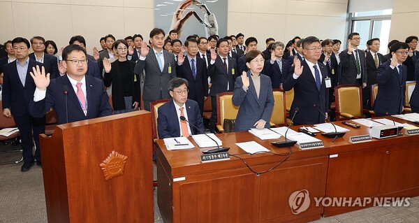 16일 국회 과학기술정보방송통신위원회 국정감사에서 허성욱 정보통신산업진흥원장과 참석자들이 증인 선서를 하고 있다.  / 연합뉴스 제공