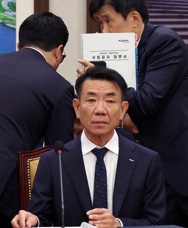 17일 국회 국토교통위원회 국정감사에서 한문희 한국철도공사 사장이 답변을 준비하고 있다. /연합뉴스