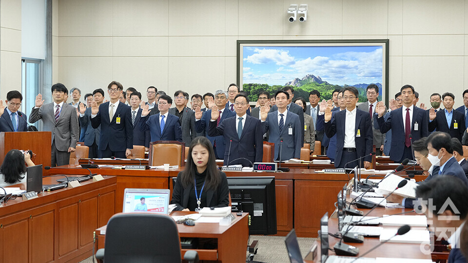 17일 오전 서울 여의도 국회에서 환경노동위원회의 경제사회노동위원회, 최저임금위원회 등에 대한 국정감사가 열리고 있다. /최대성 기자 dpdaesung@sporbiz.co.kr 2023.10.17.