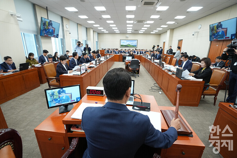 박정 환경노동위원회 위원장이 17일 오전 서울 여의도 국회에서 열린 환경노동위원회의 경제사회노동위원회, 최저임금위원회 등에 대한 국정감사서 의사봉을 두드리고 있다. /최대성 기자 dpdaesung@sporbiz.co.kr 2023.10.17.