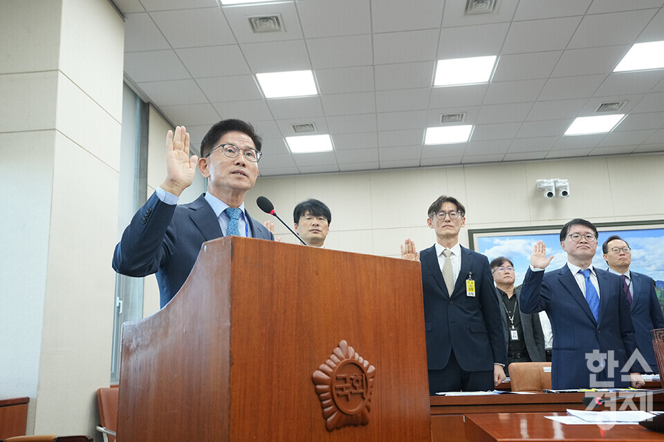  김문수 경제사회노동위원회 위원장이 17일 오전 서울 여의도 국회에서 열린 환경노동위원회의 경제사회노동위원회, 최저임금위원회 등에 대한 국정감사서 선서를 하고 있다.  /최대성 기자 dpdaesung@sporbiz.co.kr 2023.10.17.