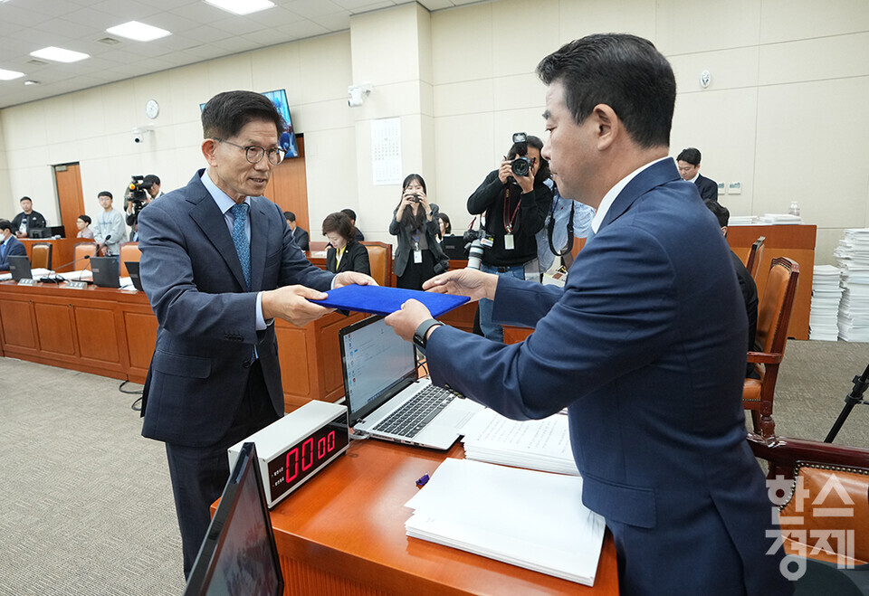  김문수 경제사회노동위원회 위원장이 17일 오전 서울 여의도 국회에서 열린 환경노동위원회의 경제사회노동위원회, 최저임금위원회 등에 대한 국정감사서 선서를 마친 후 박정 위원장에게 선서문을 제출하고 있다.  /최대성 기자 dpdaesung@sporbiz.co.kr 2023.10.17.