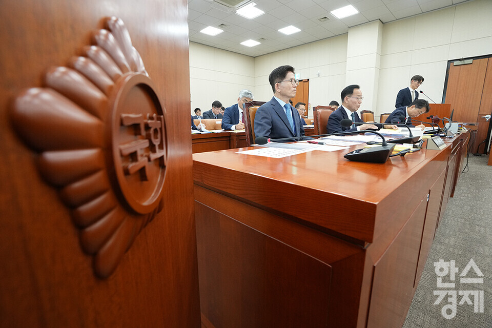 17일 오전 서울 여의도 국회에서 환경노동위원회의 경제사회노동위원회, 최저임금위원회 등에 대한 국정감사가 열리고 있다. /최대성 기자 dpdaesung@sporbiz.co.kr 2023.10.17.