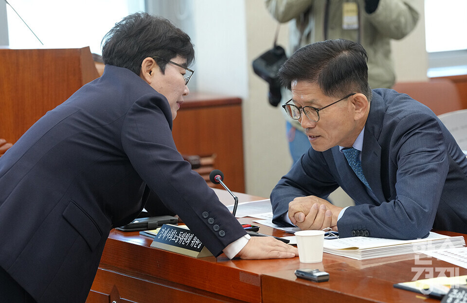 김문수 경제사회노동위원회 위원장이 17일 오전 서울 여의도 국회에서 열린 환경노동위원회의 경제사회노동위원회, 최저임금위원회 등에 대한 국정감사서 임이자 국민의힘 의원과 이야기를 나누고 있다. /최대성 기자 dpdaesung@sporbiz.co.kr 2023.10.17.