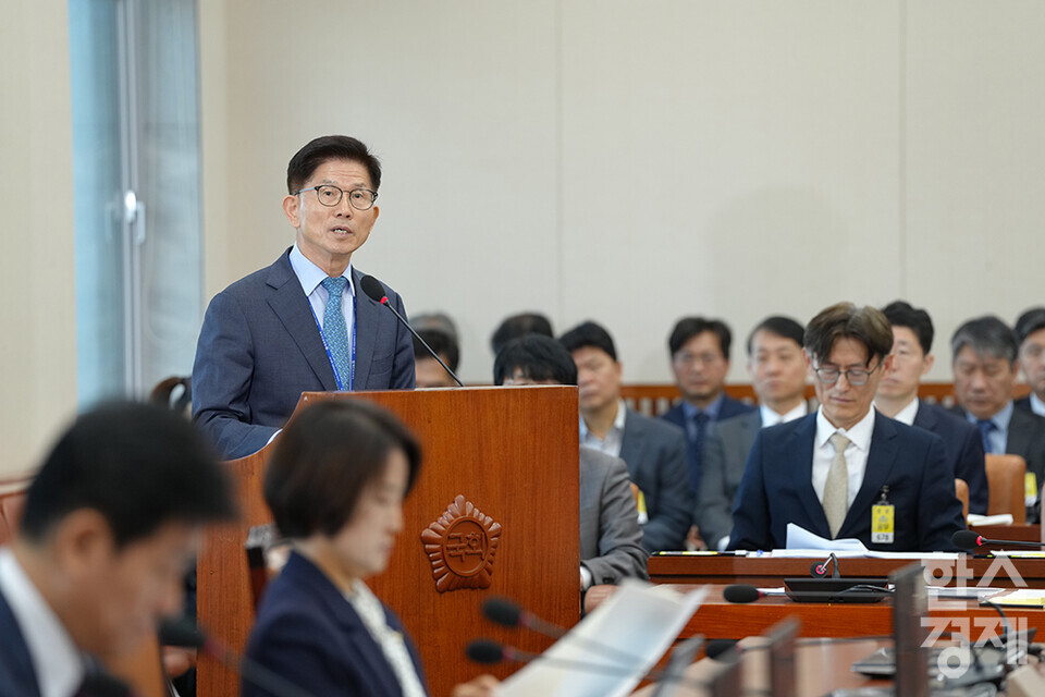 김문수 경제사회노동위원회 위원장이 17일 오전 서울 여의도 국회에서 열린 환경노동위원회의 경제사회노동위원회, 최저임금위원회 등에 대한 국정감사서 의원들의 질의에 답변하고 있다.  /최대성 기자 dpdaesung@sporbiz.co.kr 2023.10.17.