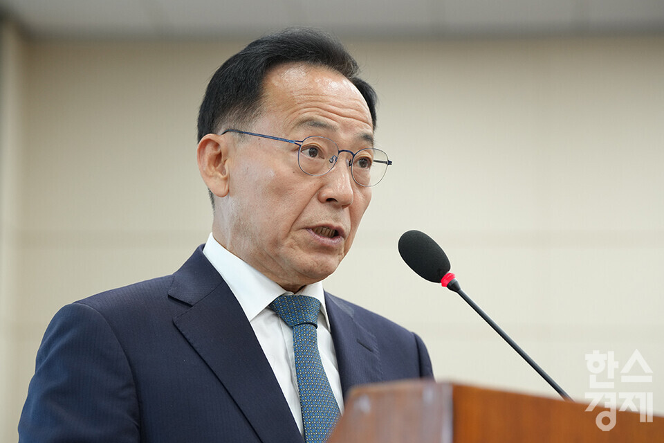 김태기 중앙노동위원회 위원장이 17일 오전 서울 여의도 국회에서 열린 환경노동위원회의 경제사회노동위원회, 최저임금위원회 등에 대한 국정감사서 인사말을 하고 있다.  /최대성 기자 dpdaesung@sporbiz.co.kr 2023.10.17.