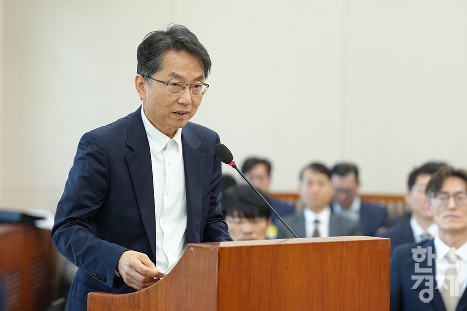 박준식 최저임금위원회 위원장이 17일 오전 서울 여의도 국회에서 열린 환경노동위원회의 경제사회노동위원회, 최저임금위원회 등에 대한 국정감사서 인사말을 하고 있다.  /최대성 기자 dpdaesung@sporbiz.co.kr 2023.10.17.