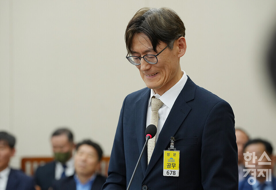 하형소 서울지방고용노동청장이 17일 오전 서울 여의도 국회에서 열린 환경노동위원회의 경제사회노동위원회, 최저임금위원회 등에 대한 국정감사서 의원들의 질의에 난감한 표정을 보이고 있다. /최대성 기자 dpdaesung@sporbiz.co.kr 2023.10.17.