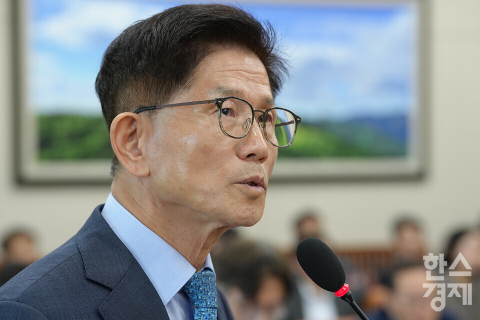 김문수 경제사회노동위원회 위원장이 17일 오전 서울 여의도 국회에서 열린 환경노동위원회의 경제사회노동위원회, 최저임금위원회 등에 대한 국정감사서 의원들의 질의에 답변하고 있다.  /최대성 기자 dpdaesung@sporbiz.co.kr 2023.10.17.