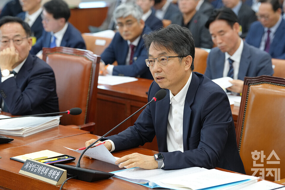 박준식 최저임금위원회 위원장이 17일 오전 서울 여의도 국회에서 열린 환경노동위원회의 경제사회노동위원회, 최저임금위원회 등에 대한 국정감사서 의원들의 질의에 답변하고 있다.  /최대성 기자 dpdaesung@sporbiz.co.kr 2023.10.17.