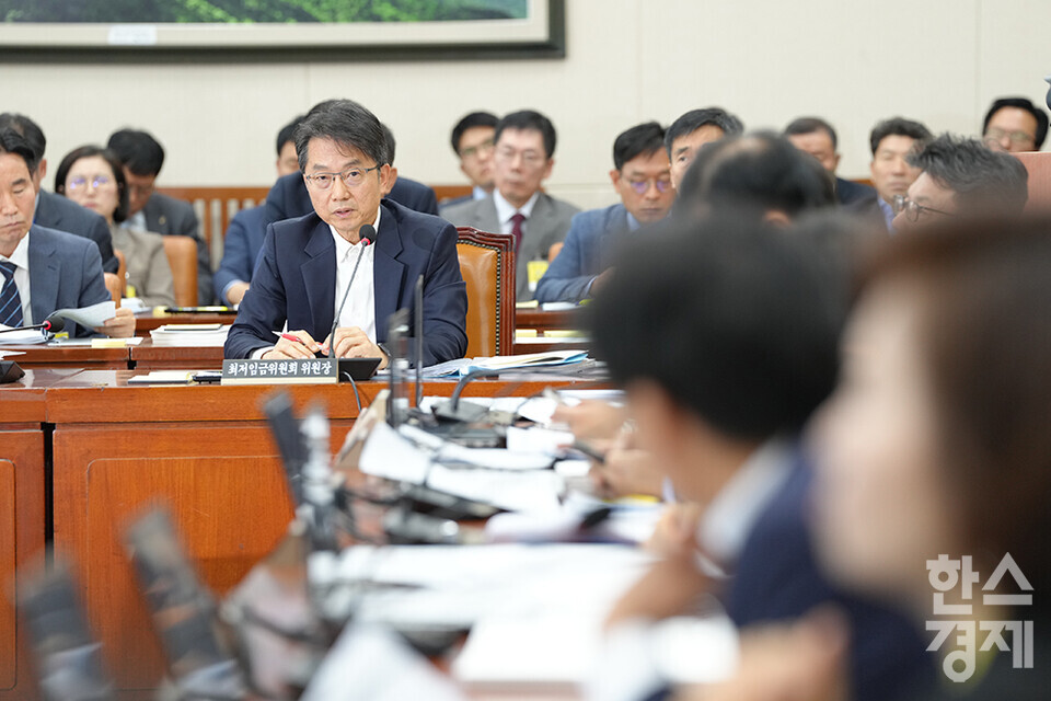 박준식 최저임금위원회 위원장이 17일 오전 서울 여의도 국회에서 열린 환경노동위원회의 경제사회노동위원회, 최저임금위원회 등에 대한 국정감사서 의원들의 질의에 답변하고 있다.  /최대성 기자 dpdaesung@sporbiz.co.kr 2023.10.17.