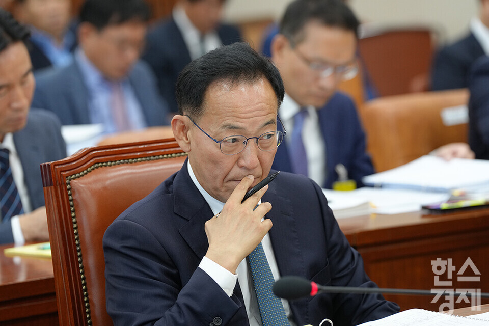 김태기 중앙노동위원회 위원장이 17일 오전 서울 여의도 국회에서 열린 환경노동위원회의 경제사회노동위원회, 최저임금위원회 등에 대한 국정감사서 의원들의 질의를 듣고 있다.  /최대성 기자 dpdaesung@sporbiz.co.kr 2023.10.17.