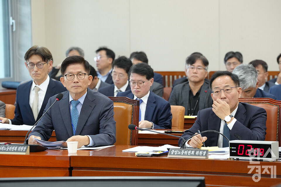 김문수 경제사회노동위원회 위원장(왼쪽)과 김태기 중앙노동위원회 위원장이 17일 오전 서울 여의도 국회에서 열린 환경노동위원회의 경제사회노동위원회, 최저임금위원회 등에 대한 국정감사서 의원들의 질의를 듣고 있다.  /최대성 기자 dpdaesung@sporbiz.co.kr 2023.10.17.