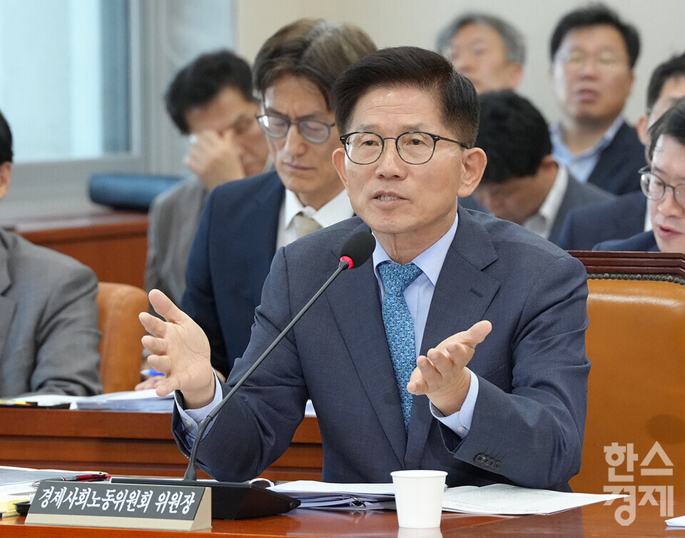 김문수 경제사회노동위원회 위원장이 17일 오전 서울 여의도 국회에서 열린 환경노동위원회의 경제사회노동위원회, 최저임금위원회 등에 대한 국정감사서 의원들의 질의에 답변하고 있다.  /최대성 기자 dpdaesung@sporbiz.co.kr 2023.10.17.