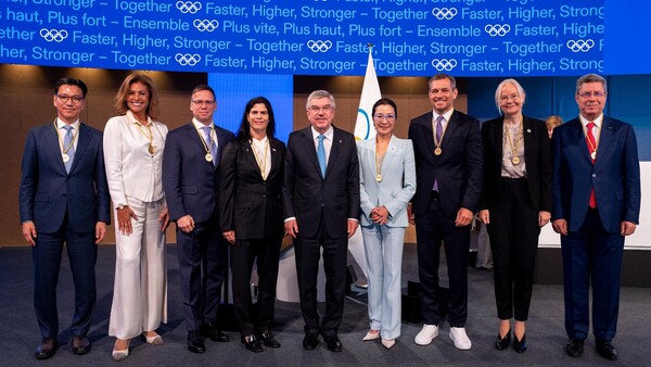 김재열 회장(사진 왼쪽)이 토마스 바흐 IOC 위원장(가운데) 및 선출된 IOC 위원들과 기념 사진을 찍고 있다. /IOC 홈페이지