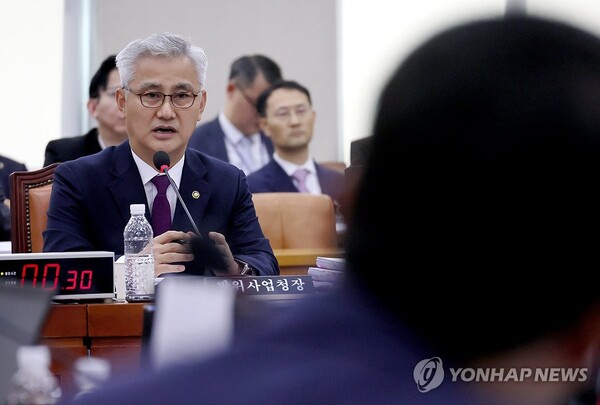 엄동환 방위사업청장이 지난 16일 국회 국방위원회에서 열린 방위사업청, 국방과학연구소에 대한 국정감사에서 의원질의에 답변하고 있다. /연합뉴스