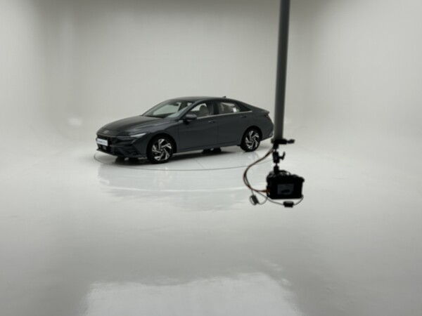 '오감만족점검실'에서 시각정보인 ‘차량 내외부 360도 VR 콘텐츠'를 촬영하고 있는 모습 / 김우정 기자