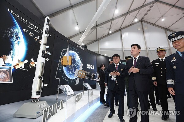 김진표 국회의장이 18일 서울 국제 항공우주 및 방위산업 전시회(ADEX)에 방문해 실내전시장을 둘러보고 있다. /연합뉴스