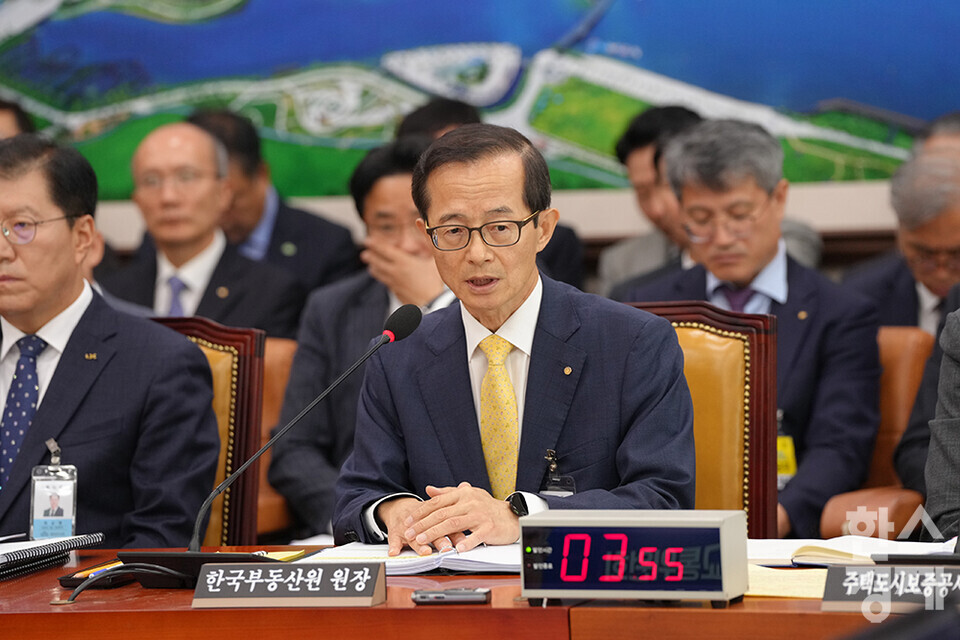 19일 오전 서울 여의도 국회에서 국토교통위원회 국정감사가 열리고 있다. 손태락 한국부동산원 원장이 의원들의 질의에 답변하고 있다. /최대성 기자 dpdaesung@sporbiz.co.kr 2023.10.19.