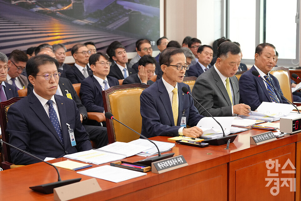 19일 오전 서울 여의도 국회에서 국토교통위원회 국정감사가 열리고 있다. 손태락 한국부동산원 원장이 의원들의 질의에 답변하고 있다. /최대성 기자 dpdaesung@sporbiz.co.kr 2023.10.19.