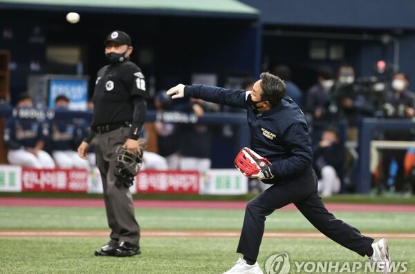 2020 프로야구 포스트시즌 한국시리즈(KS) 3차전 두산 베어스와 NC 다이노스의 경기에 앞서 신한은행 진옥동 은행장이 시구를 하고 있다. / 연합뉴스