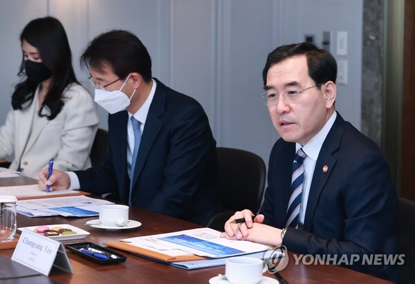  이창양 산업통상자원부 장관이 지난 2월 서울 중구 롯데호텔에서 닛카쿠 아키히로 도레이 CEO와 면담하고 있다. /연합뉴스