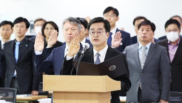 경기도청에서 열린 국회 국토교통위원회의 경기도에 대한 국정감사에서 김동연 경기도지사가 증인 선서를 하고 있다. /연합뉴스