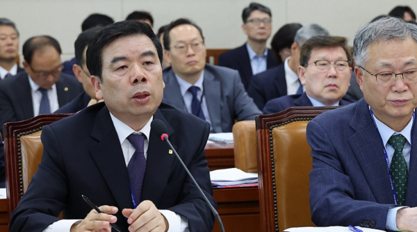 박종길 근로복지공단 이사장이 23일 국회 환경노동위원회 국정감사에서 답변하고 있다./연합뉴스