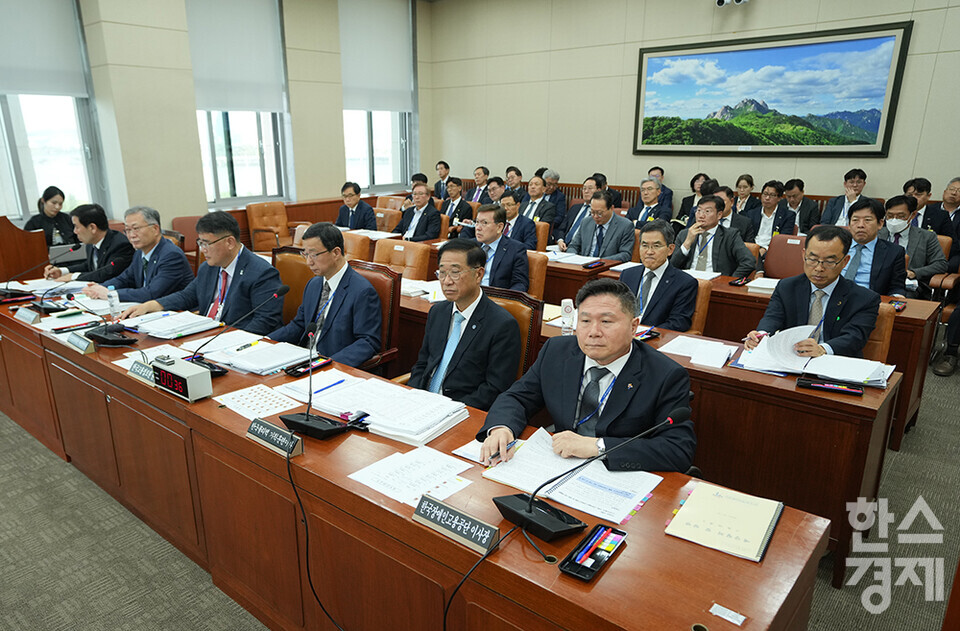23일 오후 서울 여의도 국회에서 환경노동위원회 국정감사가 열리고 있다. 이날 박종길 근로복지공단 이사장, 안종주 한국산업안전보건공단 이사장, 김영중 한국고용정보원 원장, 조향현 한국장애인고용공단 이사장 등이 출석했다.  /최대성 기자 dpdaesung@sporbiz.co.kr 2023.10.23.