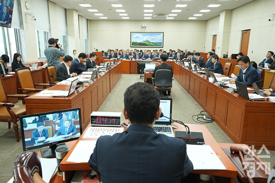 23일 오후 서울 여의도 국회에서 환경노동위원회 국정감사가 열리고 있다. 이날 박종길 근로복지공단 이사장, 안종주 한국산업안전보건공단 이사장, 김영중 한국고용정보원 원장, 조향현 한국장애인고용공단 이사장 등이 출석했다.  /최대성 기자 dpdaesung@sporbiz.co.kr 2023.10.23.