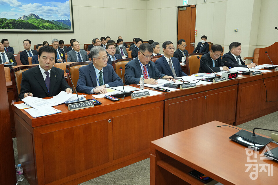23일 오후 서울 여의도 국회에서 환경노동위원회 국정감사가 열리고 있다. 이날 박종길 근로복지공단 이사장, 안종주 한국산업안전보건공단 이사장, 김영중 한국고용정보원 원장, 조향현 한국장애인고용공단 이사장 등이 출석했다.  /최대성 기자 dpdaesung@sporbiz.co.kr 2023.10.23.