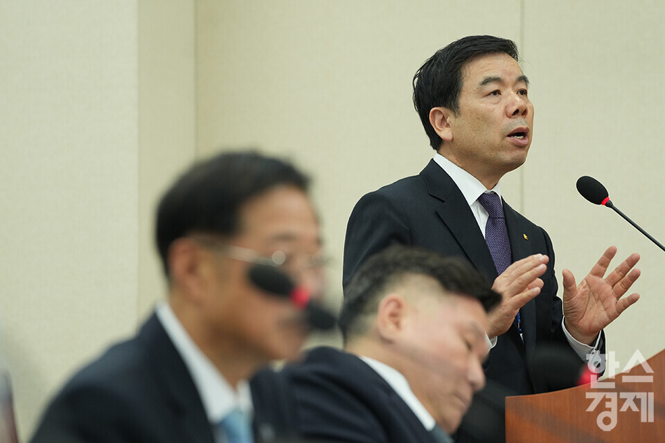 23일 오후 서울 여의도 국회에서 환경노동위원회 국정감사가 열리고 있다. 이날 박종길 근로복지공단 이사장이 의원들의 질의에 답변하고 있다.  /최대성 기자 dpdaesung@sporbiz.co.kr 2023.10.23.