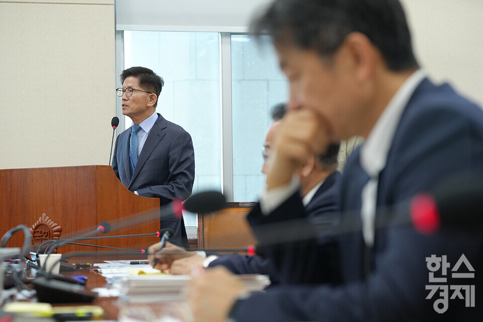 김문수 경제사회노동위원회 위원장이 17일 오전 서울 여의도 국회에서 열린 환경노동위원회의 경제사회노동위원회, 최저임금위원회 등에 대한 국정감사서 의원들의 질의에 답변하고 있다.  /최대성 기자
