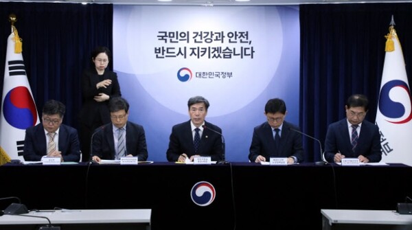 박구연 국무조정실 1차장(가운데)이 정부서울청사에서 열린 후쿠시마 오염수 방류 관련 정례 브리핑에 참석해 발언하고 있다. / 연합뉴스.